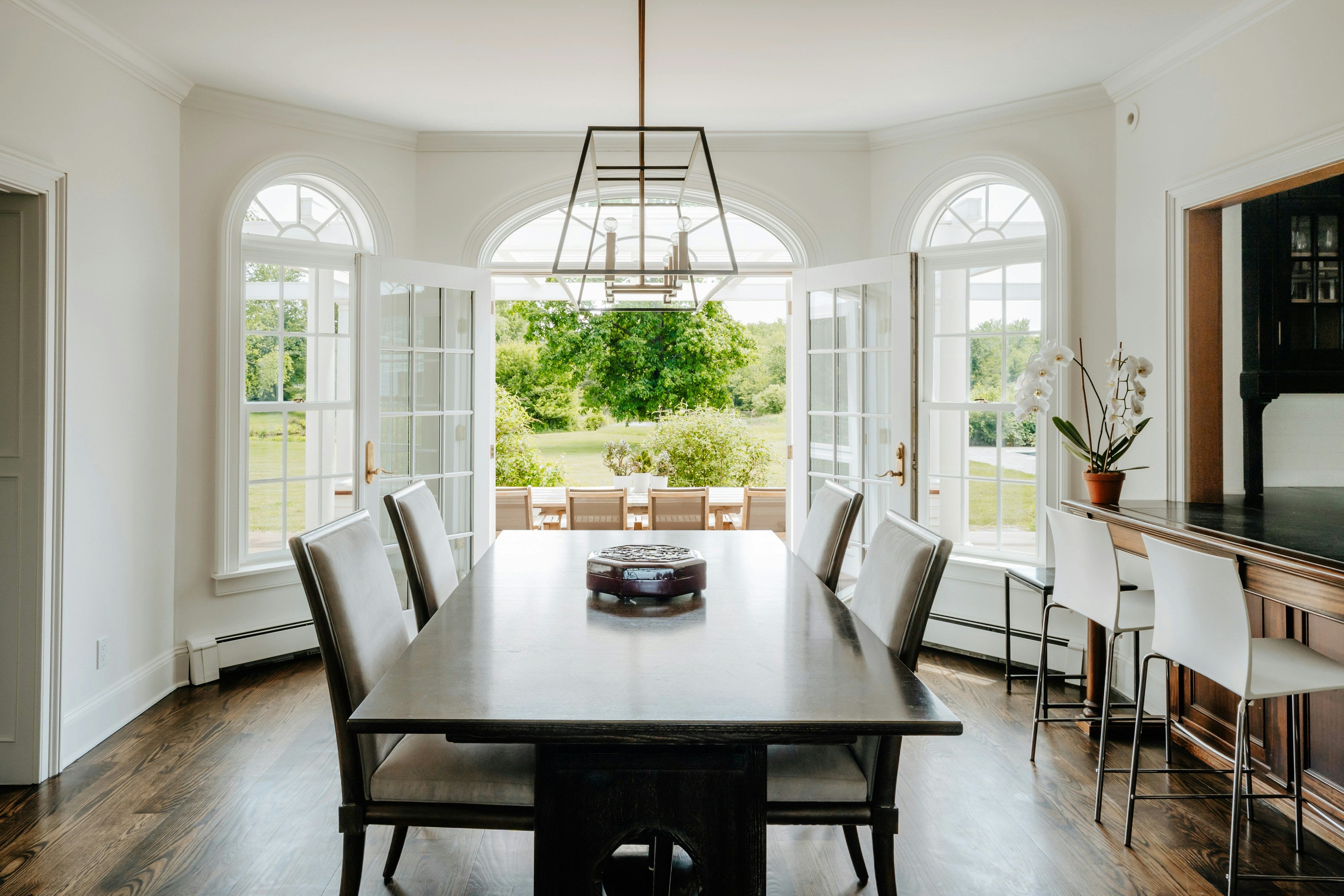 Types of Dining Table Legs: Which Dining Table Leg Styles Should You Choose?